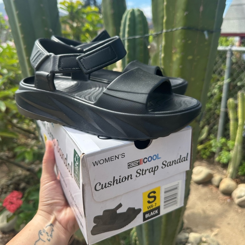 Women’s 32 degrees Black strappy sandals S6-7